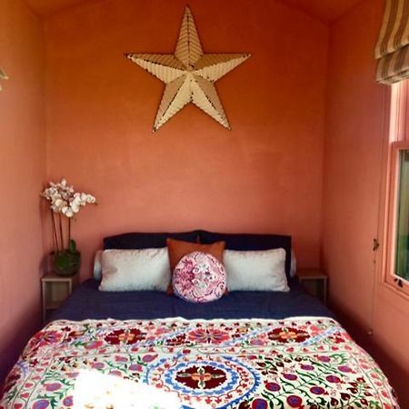 The Oaks Glamping - Magpie Half Shepherds Hut Hotell Colkirk Eksteriør bilde